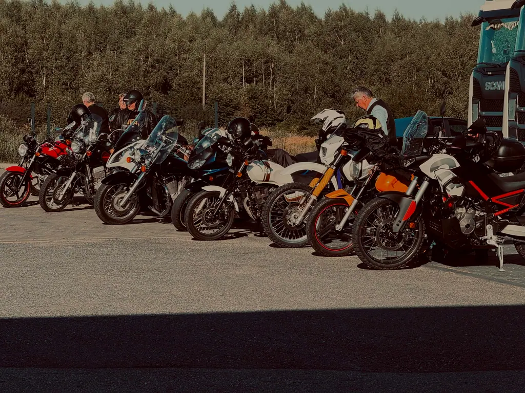 Motocykle Stalowych Rumaków ustawione podczas wspólnego postoju