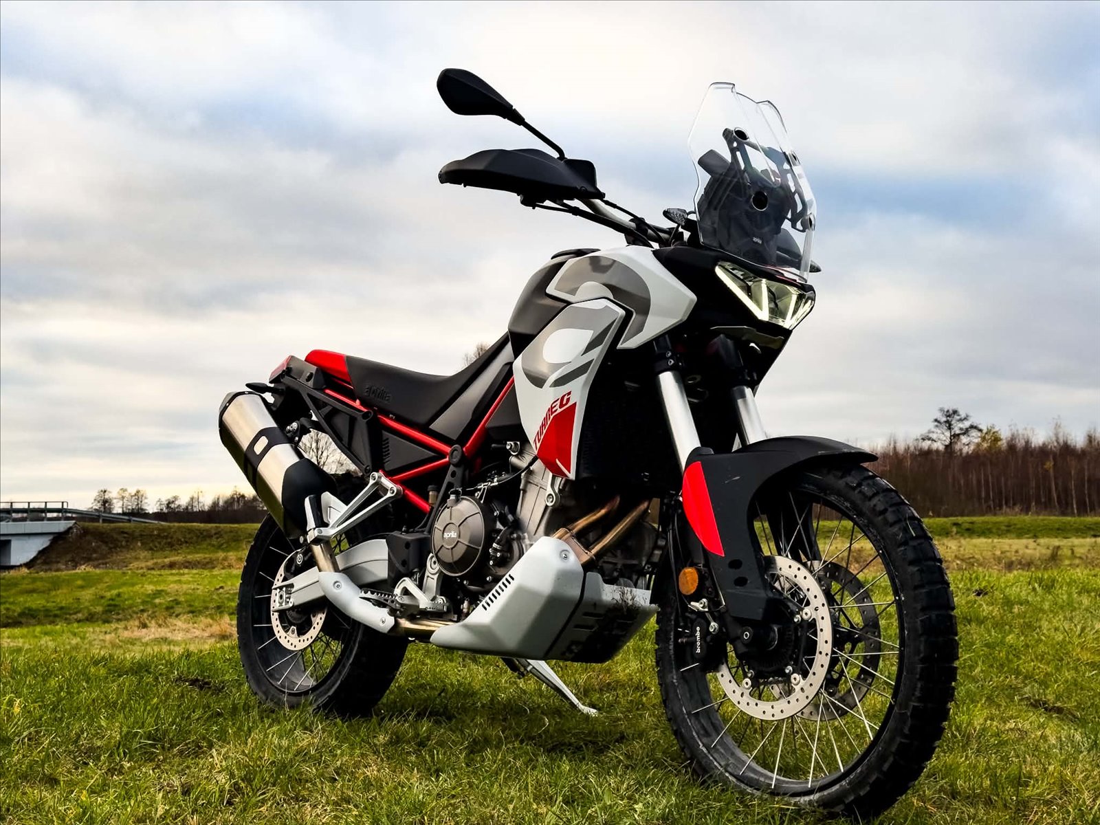Aprilia Tuareg stojąca poza asfaltem